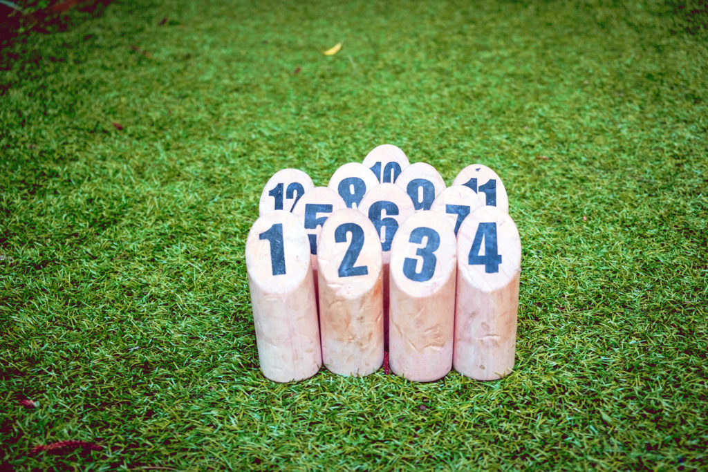 Jeu de Mölkky, quilles finlandaises, sur de la pelouse